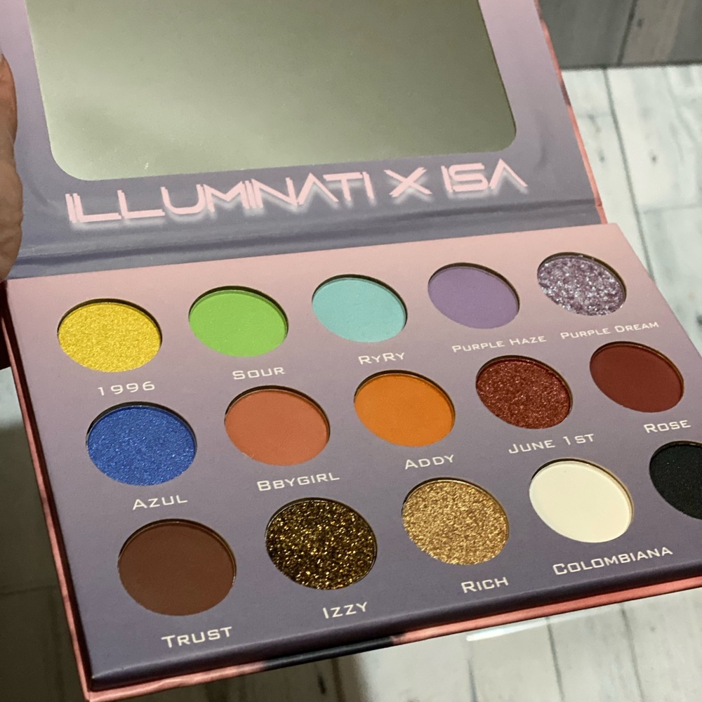 HP💐💐🎉 Isabela Bedoya Illuminati x is eyeshadow palette